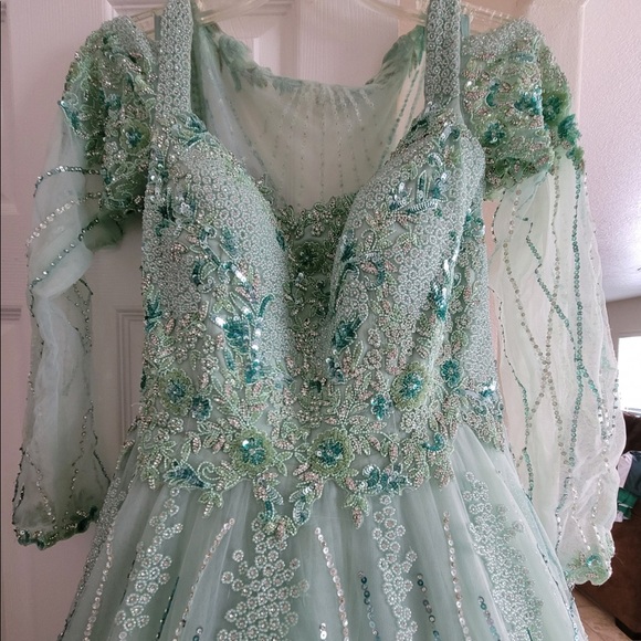 Luxurious long sleeve ballgown - Picture 11 of 16